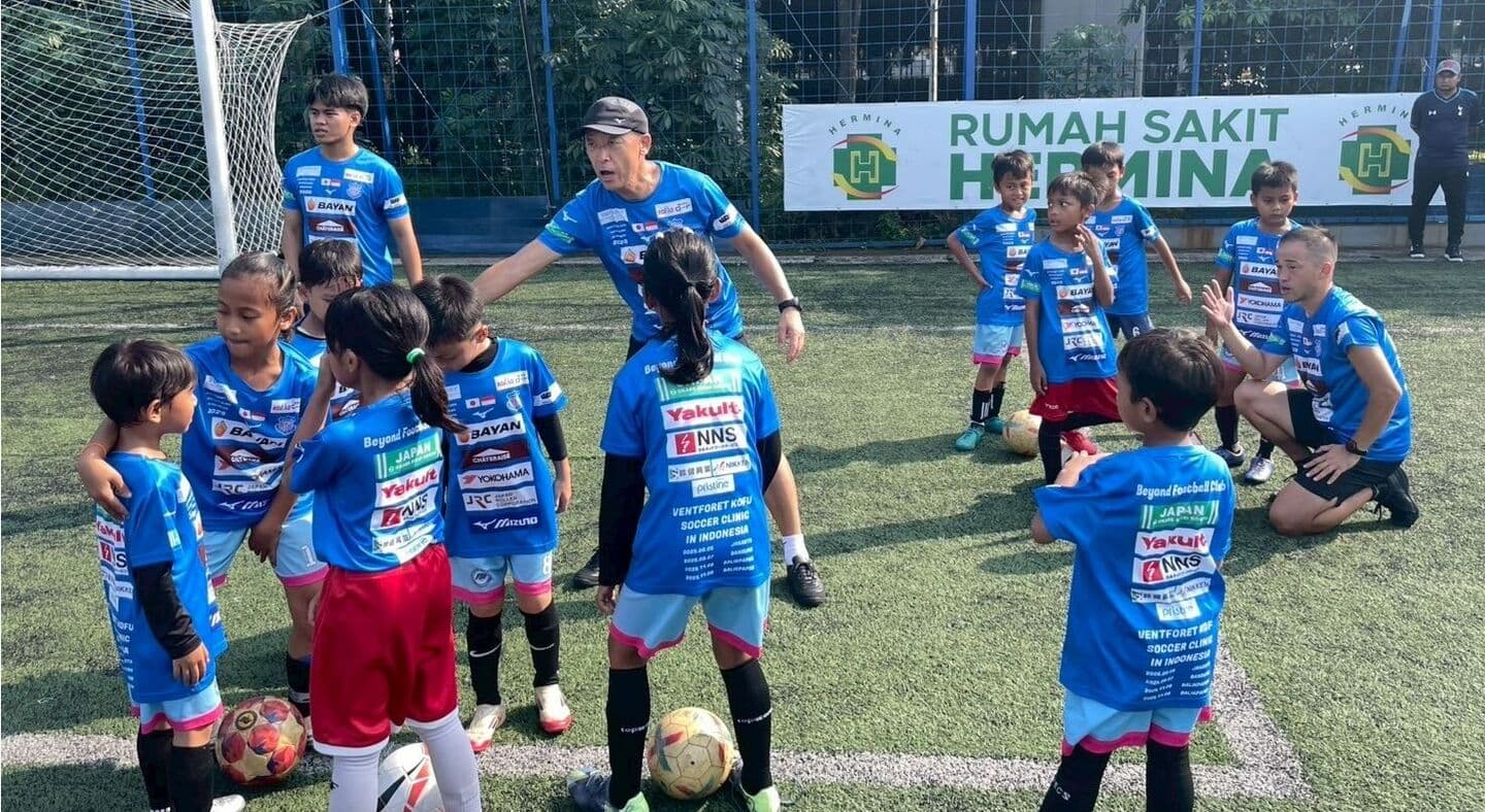 サッカーを教えている様子