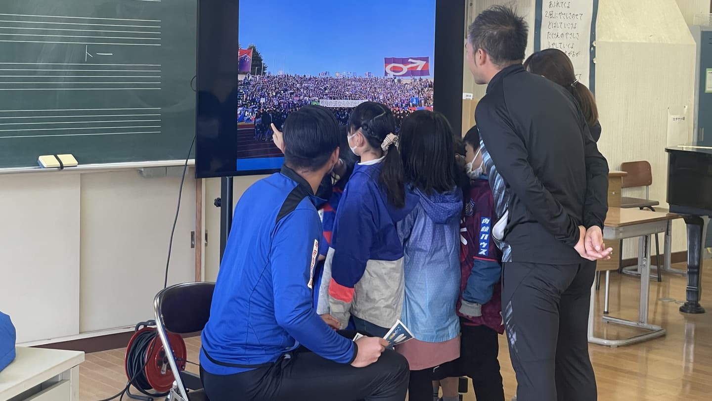 夢についての講座をするプロスポーツ選手と子ども達