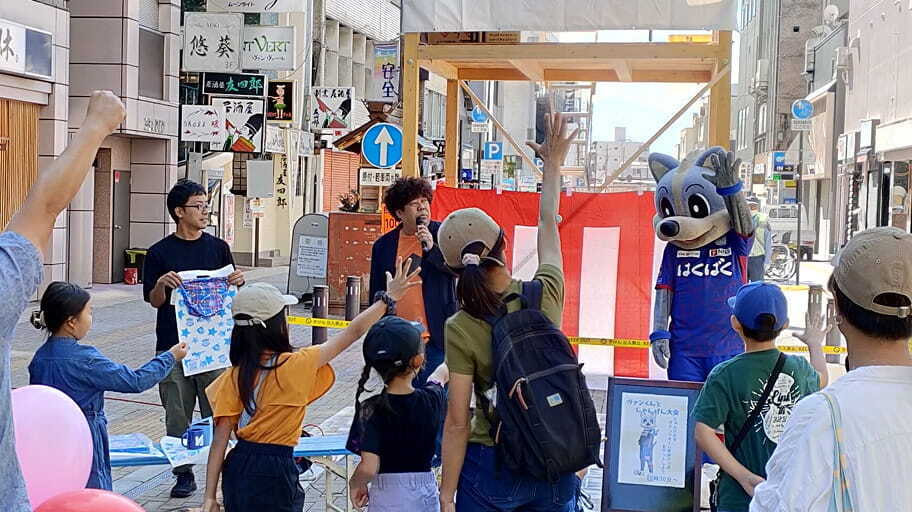 地域イベントにマスコットが参加している様子